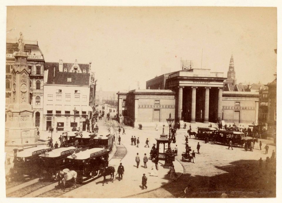 Dam 1, In het midden de ingang van het Damrak met rechts daarvan de Beurs van Zocher