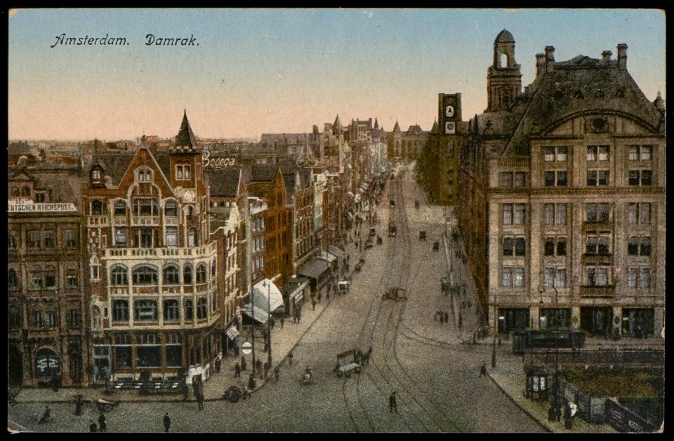 Dam 1. met de Bijenkorf en het Damrak gezien richting Centraal Station. Uitgave J. Sleding, Amsterdam, Afb PBKD00313000003