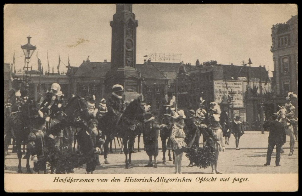 Dam gezien naar Commandantshuis. Historisch-allegorische optocht met pages. Uitgave N.J. Boon, Amsterdam