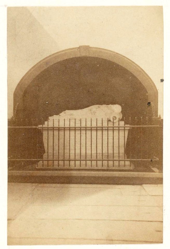 Dam 12-Grafmonument van Jan Hendrik van Kinsbergen