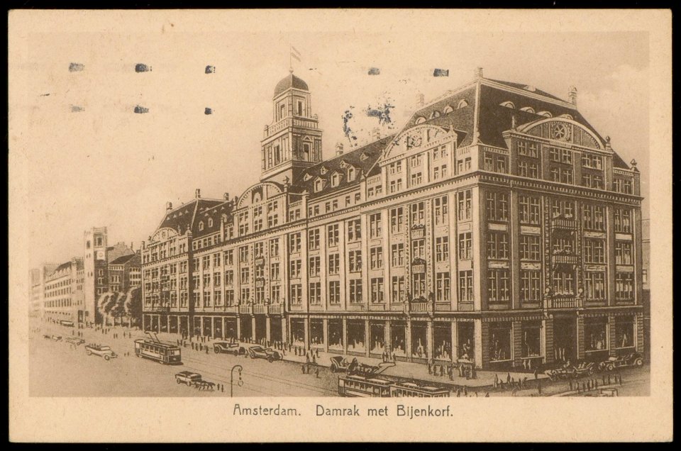 Dam 1, de Bijenkorf met links het Damrak richting Beursplein. Uitgave N.V. Magazijn 'de Bijenkorf', Amsterdam, Afb PBKD00313000012