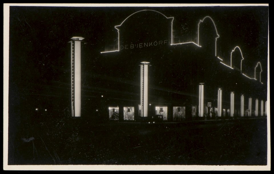 Dam 1, de Bijenkorf verlicht tijdens de Edison Lichtweek. Uitgave J. Vlieger, Amsterdam, Afb PBKD00313000016