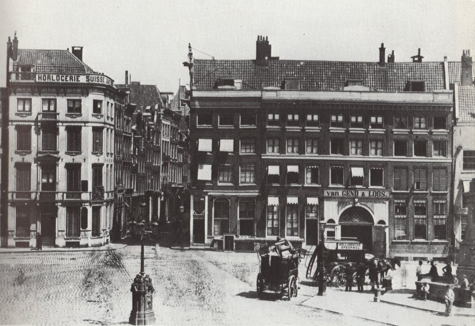 Dam bij Nieuwendijk met 2 paarden trams van de Hollandsche Spoorweg voor Van Gend en Loos