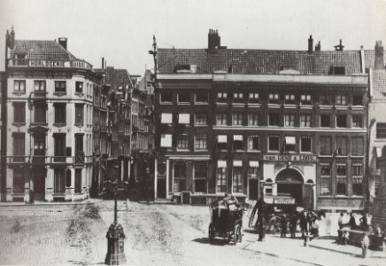 Dam bij Nieuwendijk met 2 paarden trams van de Hollandsche Spoorweg voor Van Gend en Loos