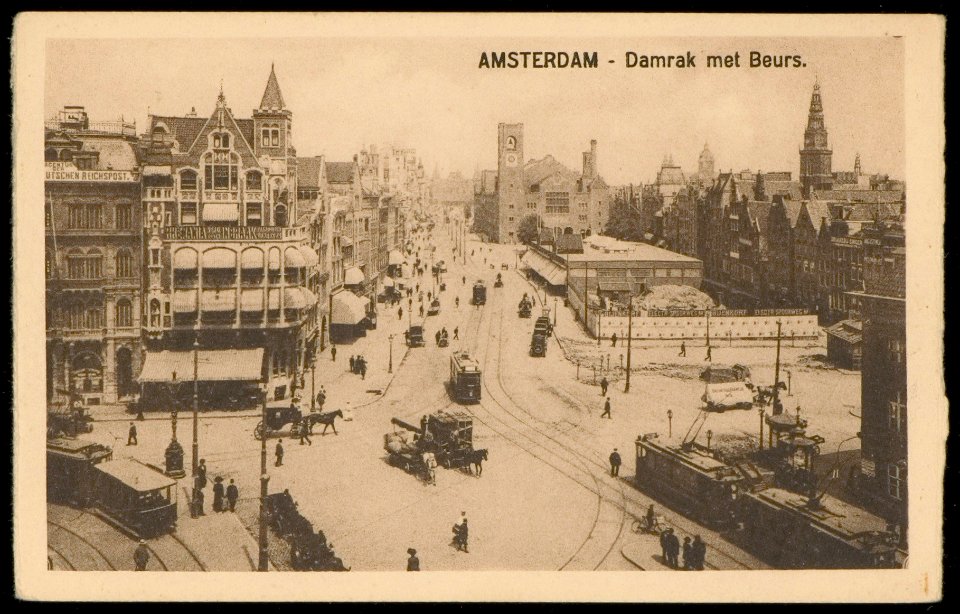 Dam gezien naar Damrak tijdens de bouw van de Bijenkorf, Afb PBKD00393000003