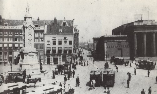 Dam bij Damrak met 7 paarden trams, links het Naatje met daarachter Van Gend en Loos en rechts daarvan op de hoek Cafe Bisschop