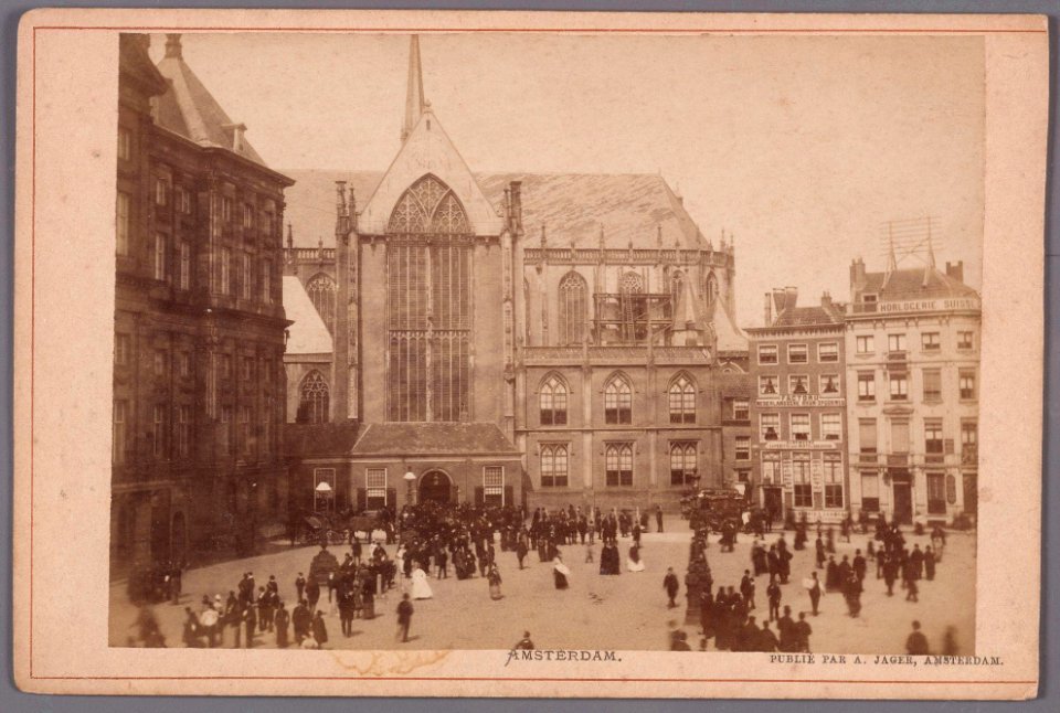 Dam, noordzijde. Gezicht op de Nieuwe Kerk, met links een gedeelte van het Koninklijk Paleis en rechts Dam 6-10