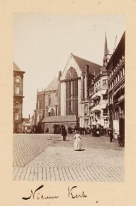 Dam gezien naar Nieuwe Kerk met links daarvan de Mozes en Aäronstraat naar de Nieuwezijds Voorburgwal en rechts de huizen Dam 2-6