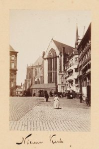 Dam gezien naar Nieuwe Kerk met links daarvan de Mozes en Aäronstraat naar de Nieuwezijds Voorburgwal en rechts de huizen Dam 2-6 photo