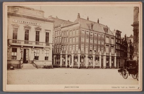 Dam, Gezien naar de ingang van de Kalverstraat met links op de hoek gebouw Zeemanshoop, Dam 10 photo