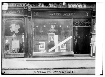Damage by suffragettes, London, Mar. 1912, Bond St. LCCN2014690178