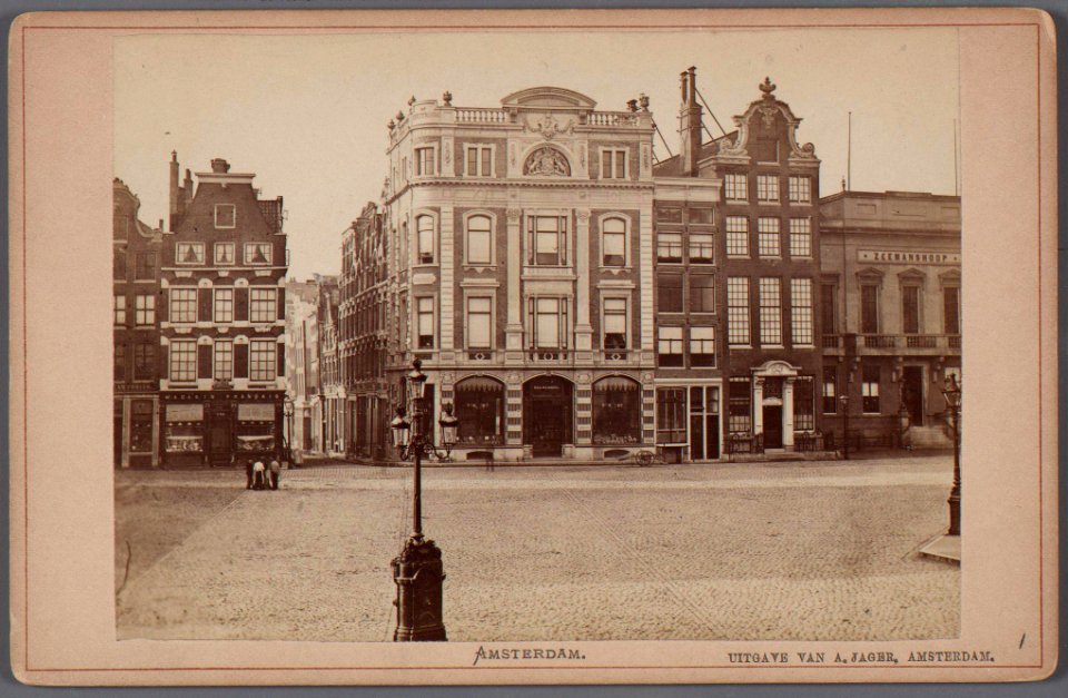 Dam, zuidzijde-Gezien naar de ingang van de in 1875 verbrede Beurssteeg