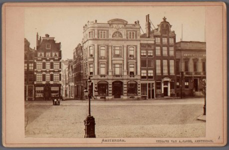 Dam, zuidzijde-Gezien naar de ingang van de in 1875 verbrede Beurssteeg