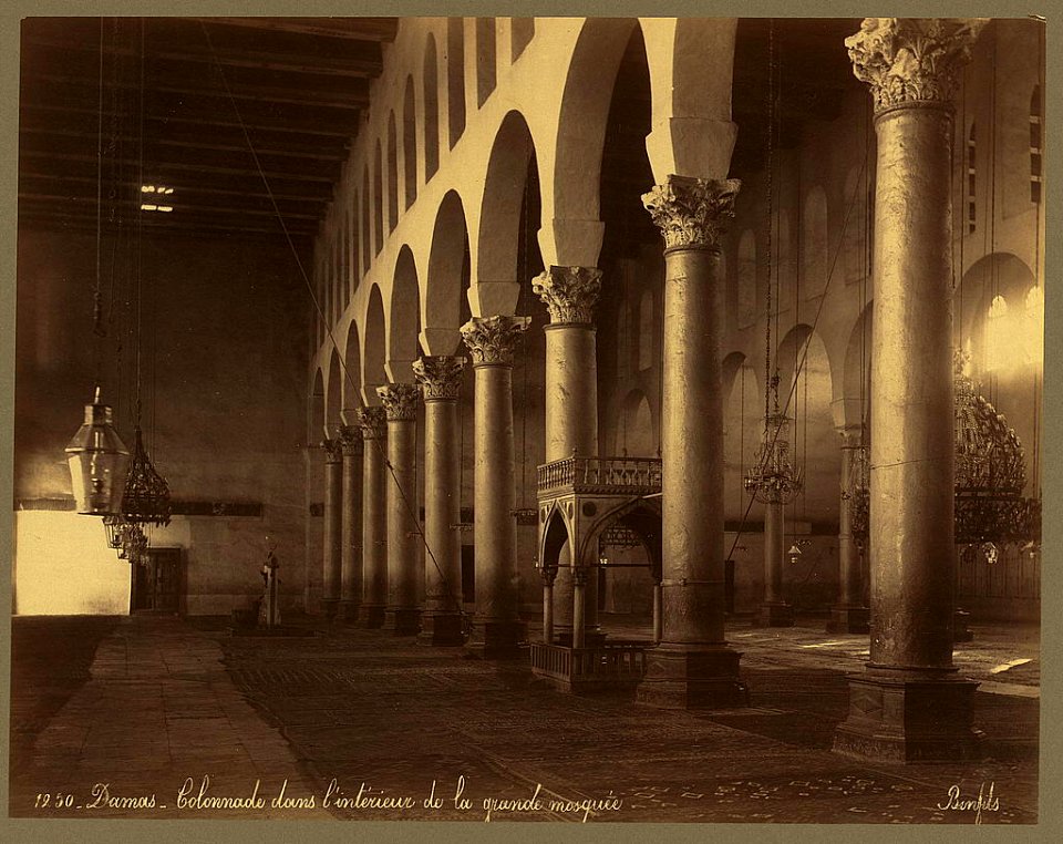 Damas. Colonnade dans l'intérieur de la grande mosquée - Bonfils. LCCN2004670458