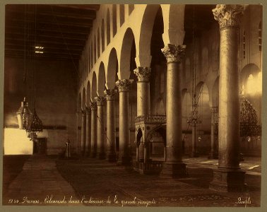 Damas. Colonnade dans l'intérieur de la grande mosquée - Bonfils. LCCN2004670458