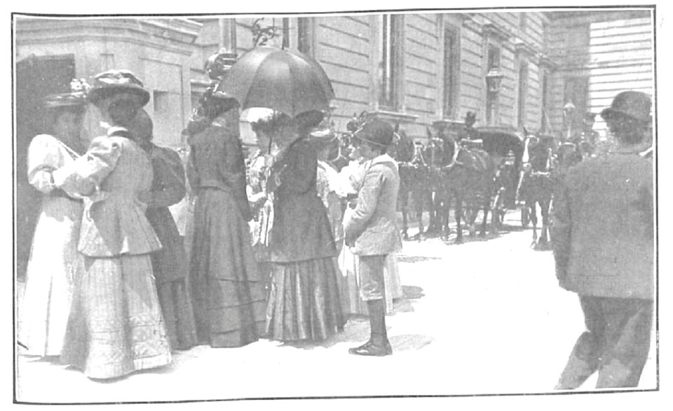 Damas de la nobleza entrando en Palacio, de Campúa, Nuevo Mundo, 16-05-1907