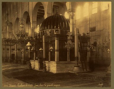 Damas. Tombeau de Saint Jean dans de la grande mosquée - Bonfils. LCCN2004670455