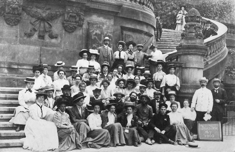 Damas reunidas en las escaleras bella época dresde