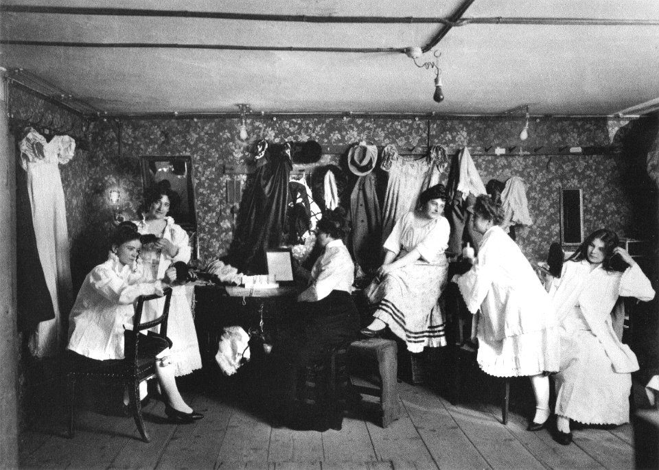 Damengarderobe, um 1905
