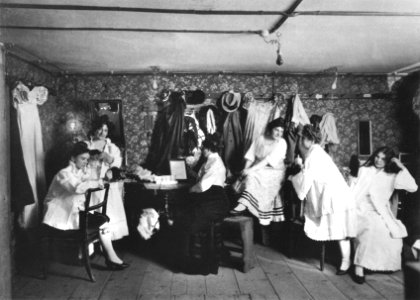 Damengarderobe, um 1905