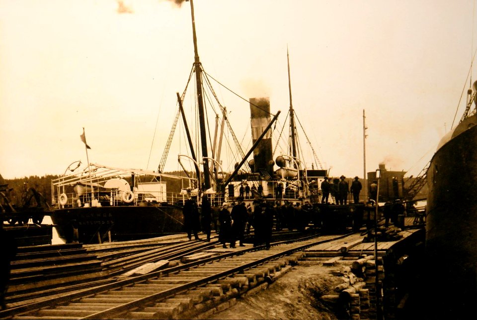 Dampfschiff Nadezda (Hoffnung) mit Fracht der Alliierten am Hafen von Romanov an der Murmanbahn, Foto von I V Kostickij, 1916