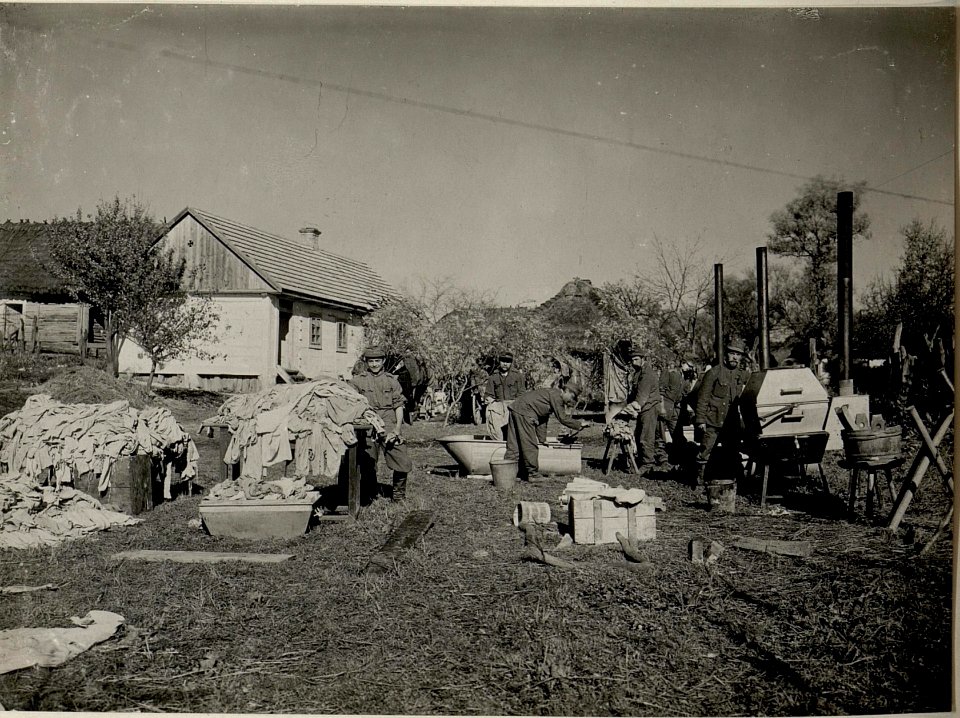 Dampfwäscherei des 9. Korps. Ostrozec 13.X.1915. (BildID 15540524)