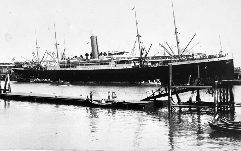 Dampfer Rhein im Hafen von Qingdao