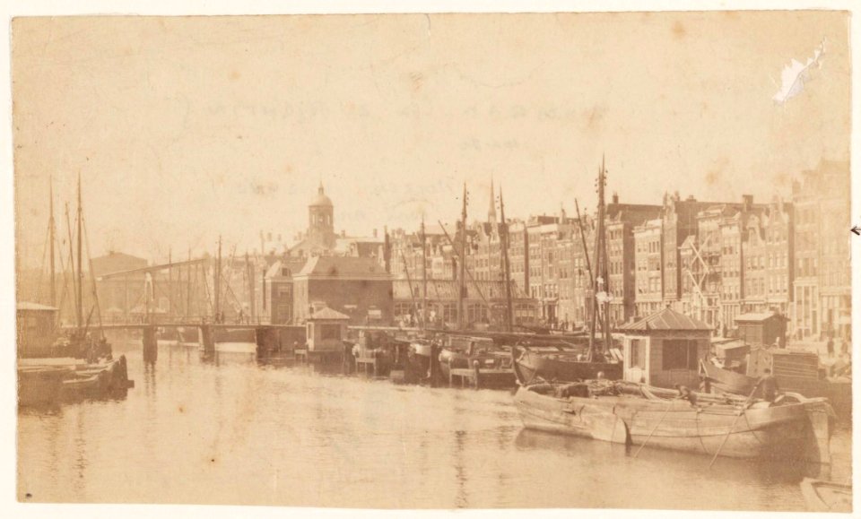 Damrak (Westzijde)-Oude Brug en huisjes Korenbeurs, gezien in zuidelijke richting