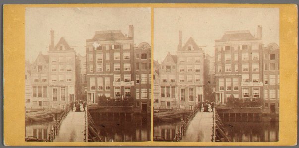 Damrak - Gezien naar de Papenbrug, de Papenbrugsteeg en de achterkant van de huizen aan de Warmoesstraat 132-140