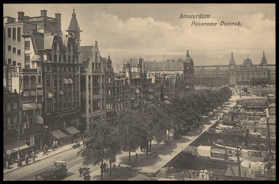 Damrak met op de achtergrond het Centraal Station en rechts diverse beurtschepen. Uitgave Weenenk & Snel, Den Haag, Afb PBKD00312000036