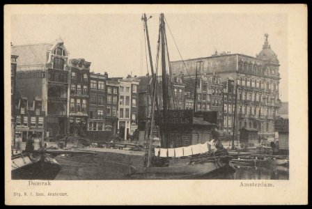 Damrak met rechts het Victoriahotel en op de voorgrond 1 tjalk. Uitgave N.J. Boon, Amsterdam photo