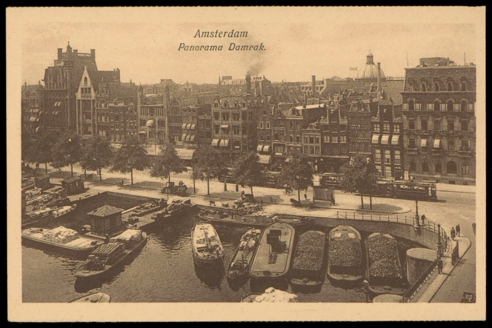 Damrak gezien vanaf Prins Hendrikkade 48 met op de voorgrond scheepvaartbedrijvigheid en 3 kolendekschuiten, Afb PBKD00312000033