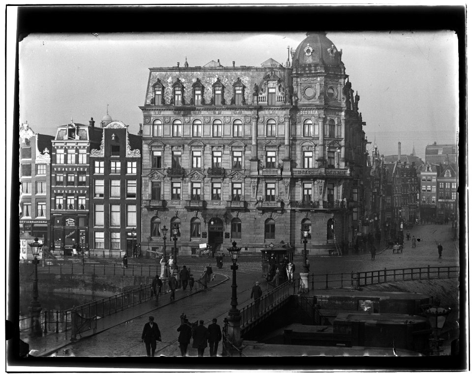 Damrak 1-9 (ged) (vrnl) met Hotel Victoria Jacob Olie (max res)
