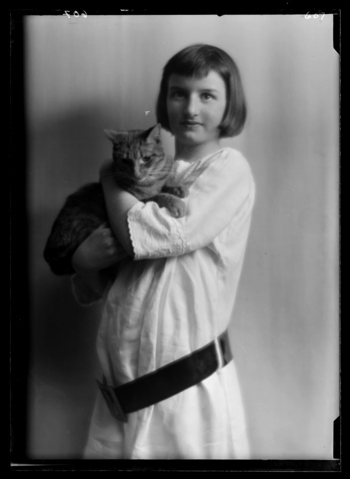 Damrosch, Anita, Miss, with Buzzer the cat, portrait photograph LOC agc.7a16895