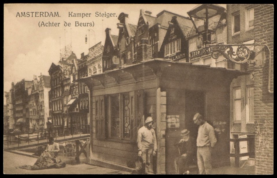 Damrak met de Kampersteiger die verbonden is met de achterzijde van de Warmoesstraat . Verso stempel 'Verzameling C. Spook Amsterdam', Afb PBKD00312000054