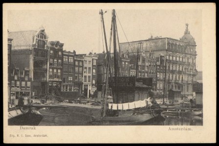 Damrak met rechts het Victoriahotel en op de voorgrond 1 tjalk. Uitgave N.J. Boon, Amsterdam, Afb PBKD00312000032
