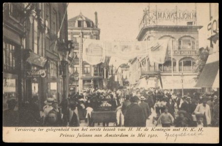 Damstraat spiegelbeeldig bij kruising met de Oudezijds Voorburgwal tijdens het eerste bezoek van Koninging Wilhelmina en prinses Juliana