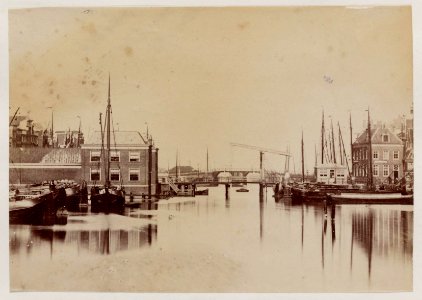 Damrak-Met o.a. Korenbeurs (links) en de oude brug (voorgrond) en de Nieuwe Brug (achtergrond) photo