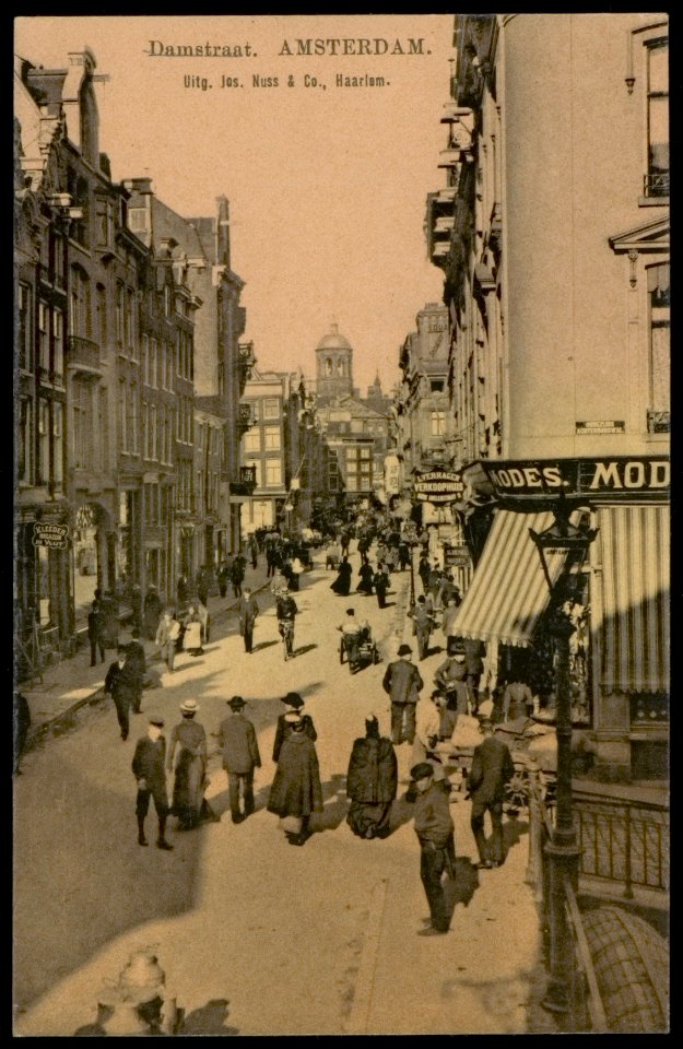 Damstraat met kruising Oudezijds Achterburgwal. Op de achtergrond het Koninklijk Paleis. Uitgave Jos. Nuss & Co, Haarlem, Afb PBKD00328000004