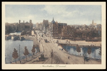 Damrak met Victoriahotel en de Beurs van Berlage, rechts Prins Hendrikkade 38-47 en op de voorgrond het Open Havenfront, Afb ANWU01679000014