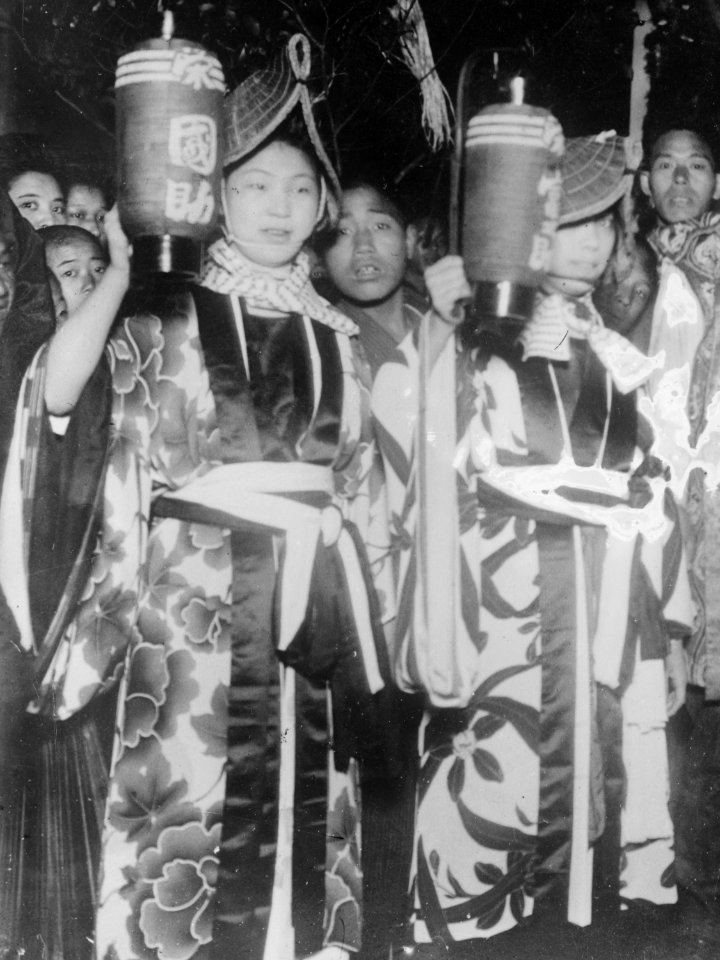 Dance of Geisha girls, Kyoto, 1915 - LCCN2014709372 (cropped)