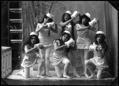 Dancers in the revue Gubben i Renberget at Södra teatern 1904 - SMV - ST004