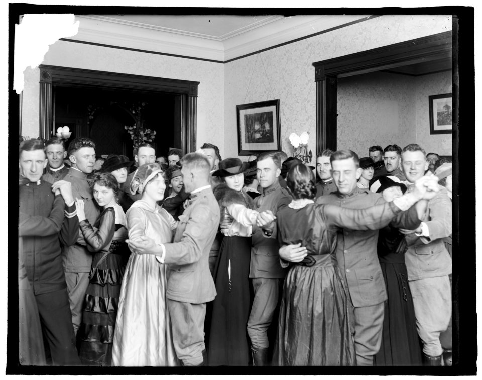 Dancing at a Service Club, World War I LCCN2016824410