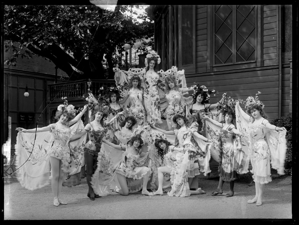 Dancers in the revue Hertiginnan av Danviken at Kristallsalongen 1906 - SMV - K019