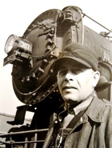 Daniel Senise standing with American locomotive (307) in Chicago railyard, WWI (33947632023)
