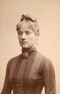 Daniel Nyblin - Portrait photograph of Anna Sahlstén (3)