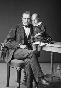 Daniel Nyblin - Portrait photograph of Gabriel Wilhelm Sohlberg with his daughter