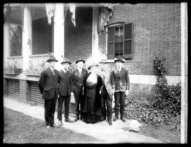 Daniels family group, (1919) LCCN2016851359