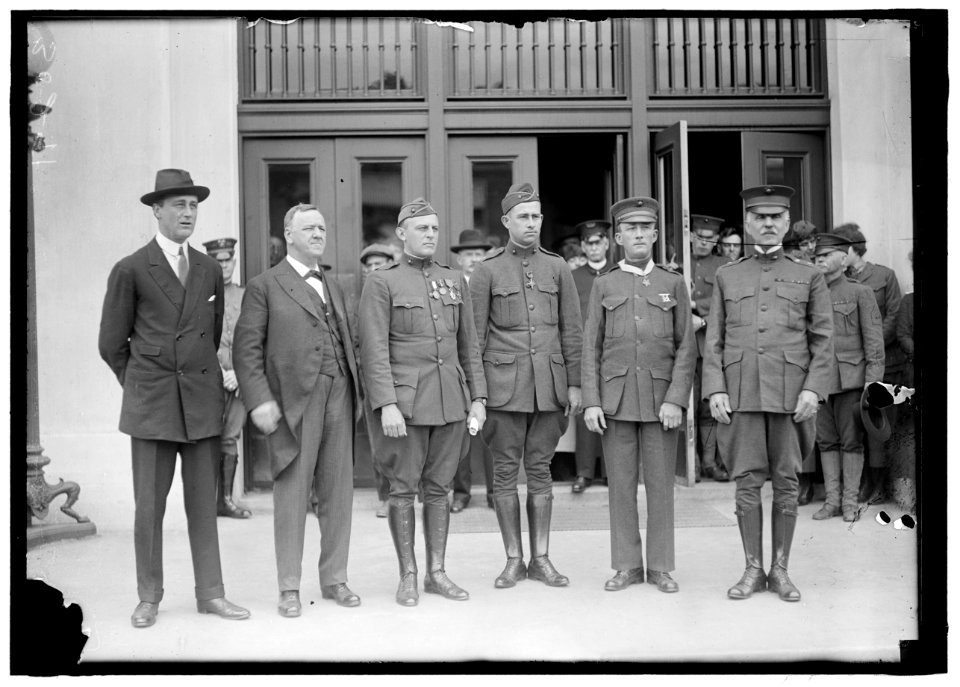 DANIELS, JOSEPHUS. SECRETARY OF THE NAVY, 1913-1921. DECORATING MARINE HEROES LCCN2016869935