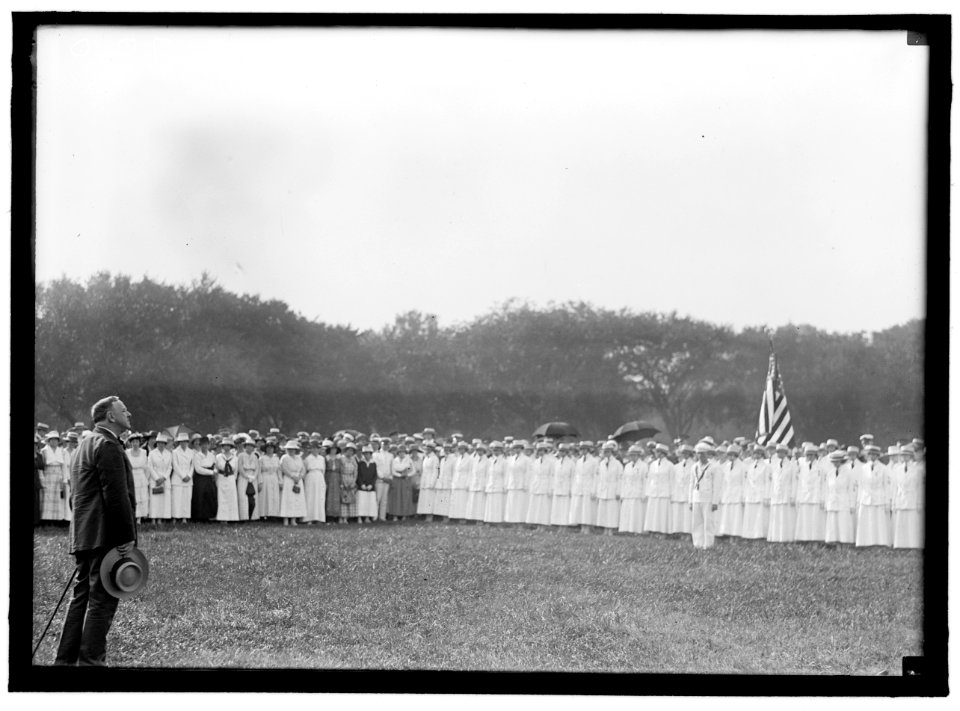 DANIELS, JOSEPHUS. SECRETARY OF THE NAVY, 1913-1921. REVIEWING YEOMAN (F) BEFORE THEIR DISMISSAL LCCN2016870297